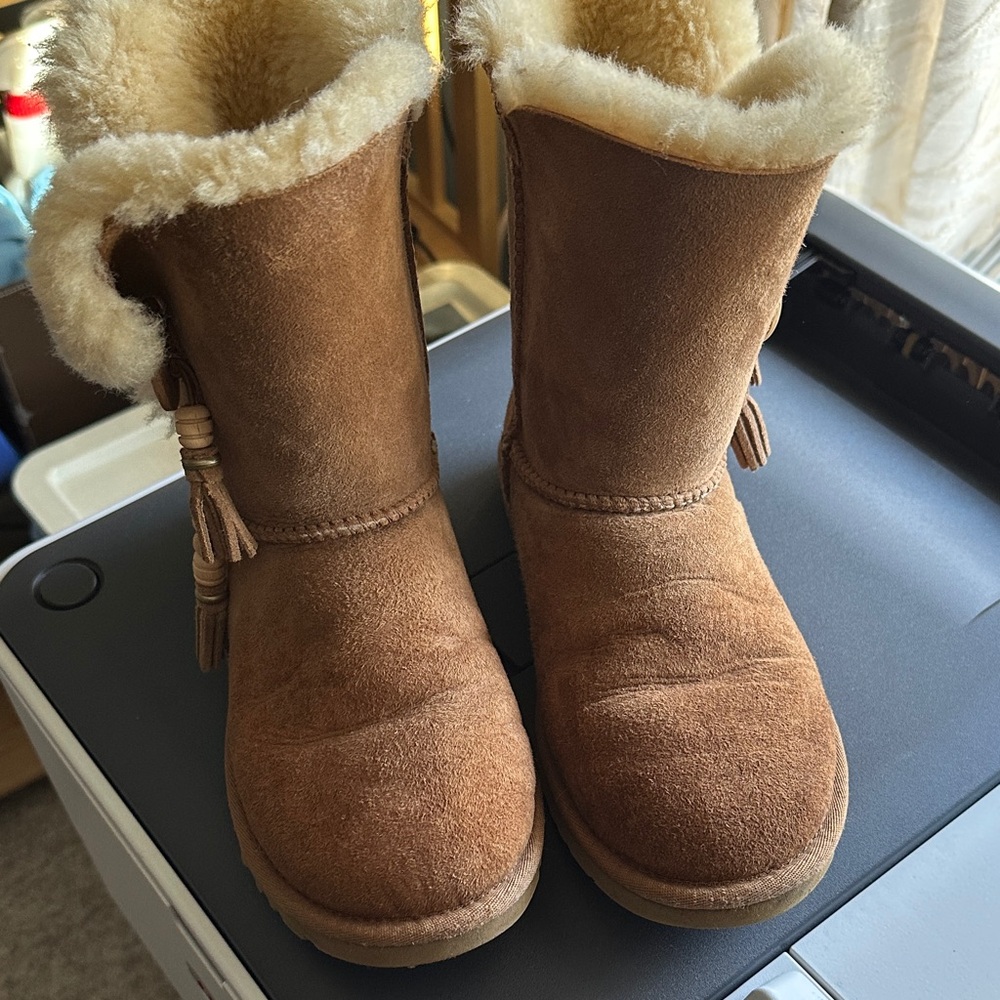 UGG Tan Boots with Cream Shearling Bailey with tassel charms